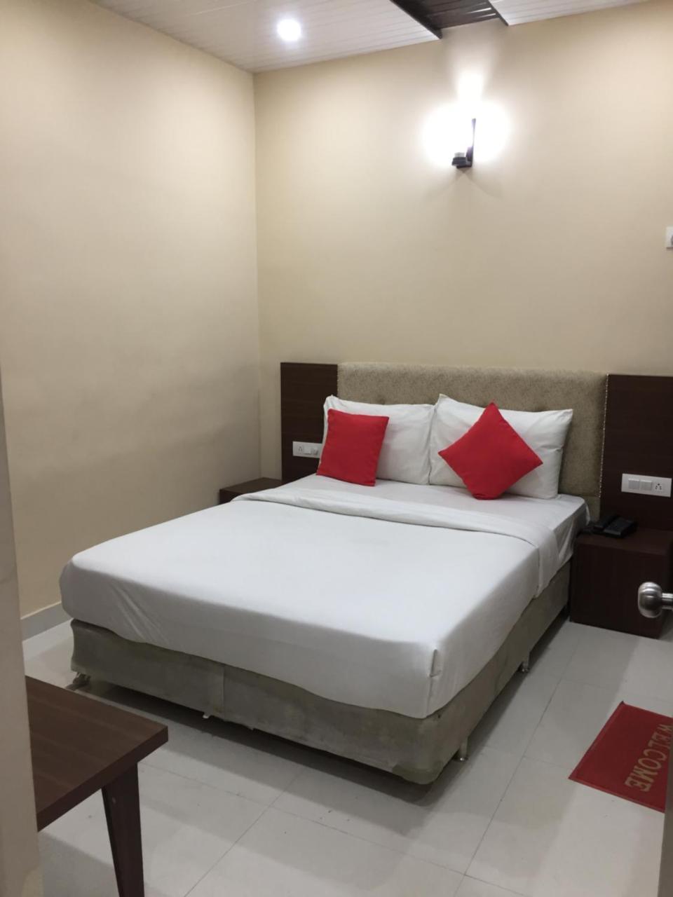 Super51Hotel New Delhi Exterior photo